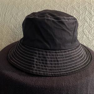 Black bucket hat